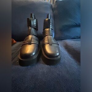 Free People size 8 boots in new condition.